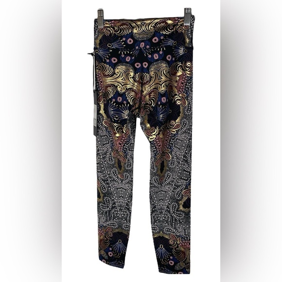 Noli Yoga Gilded Legging‎ NWT Size XSmall Foiled Gold Paisley Print - Picture 3 of 9